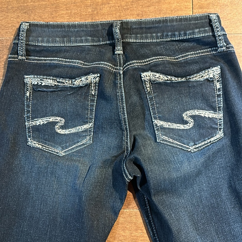 Sz 28/29⭐️Silver Boyfriend Mid Rise Distressed Jeans. 32”L UnCuffed.